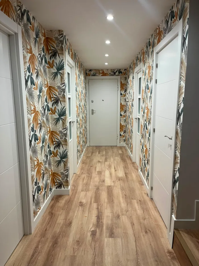 Papel tropical colocado en un pasillo