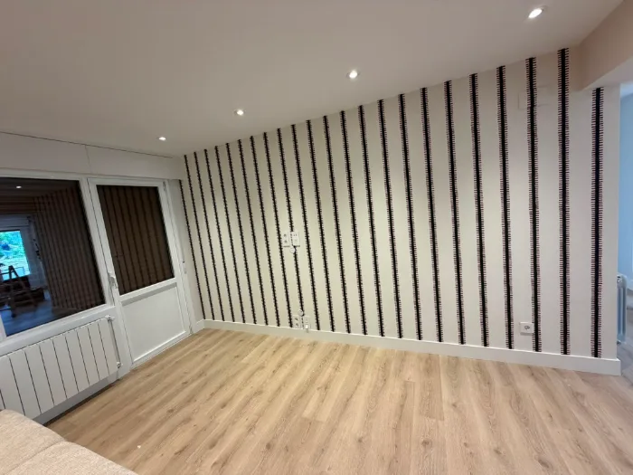 Papel de rayas verticales en un salón